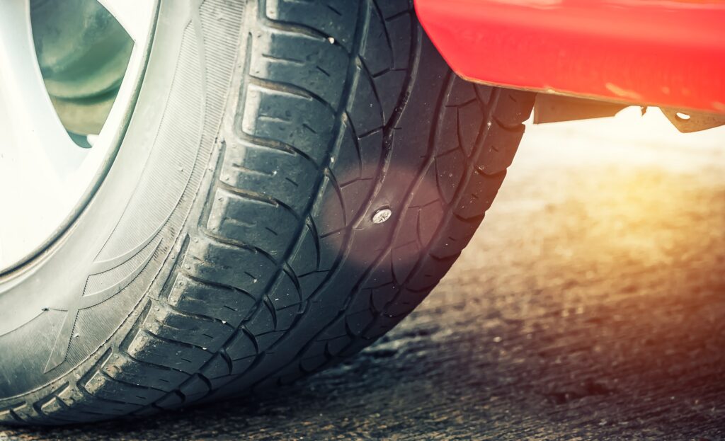 Klinec zapichnutý vo run flat pneumatike – problém na ceste