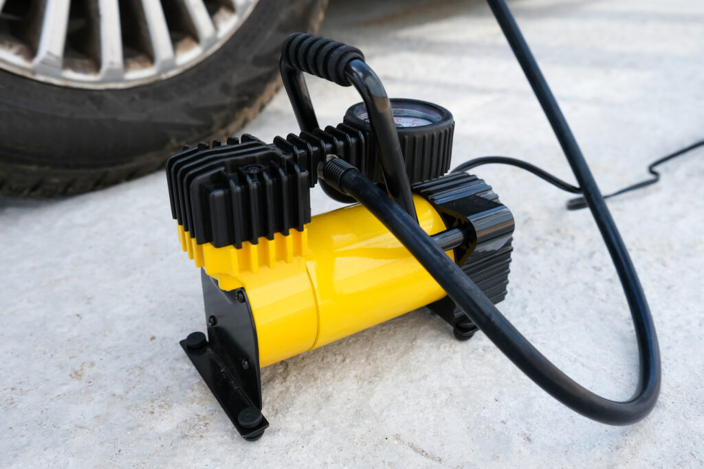 Pravidelným a správnym hustením pneumatík si zabezpečíte bezpečnejšiu jazdu, nižšiu spotrebu paliva a dlhšiu životnosť pneumatík.