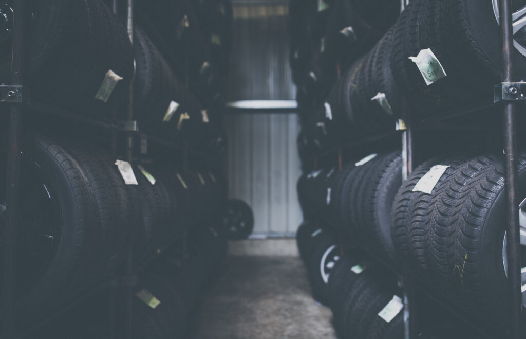 Správne uskladnenie pneumatík predĺži ich životnosť, čím sa vyhnete zbytočnej investícii