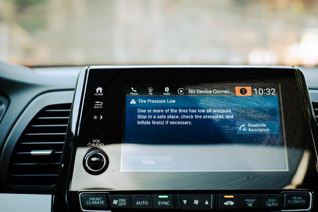 Upozornenie low pressure na palubnom počítači vozidla TPMS systém
