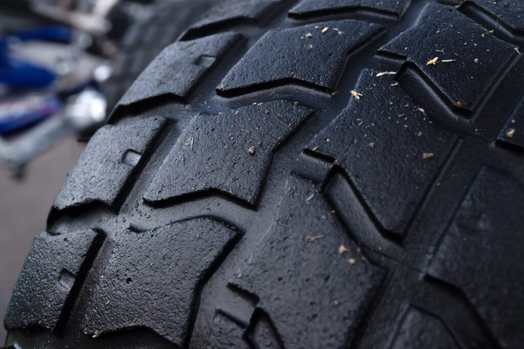 Opotrebovaný dezén pneumatiky zvyšujúci valivý odpor a spotrebu paliva