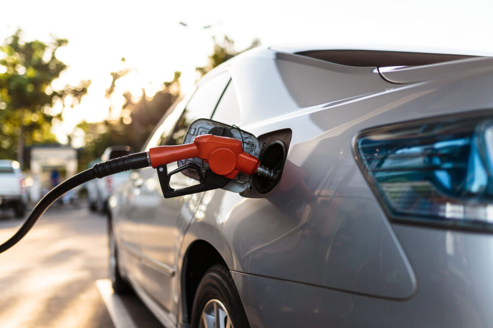 Tankovanie auta na čerpacej stanici ako dôsledok vyššej spotreby paliva