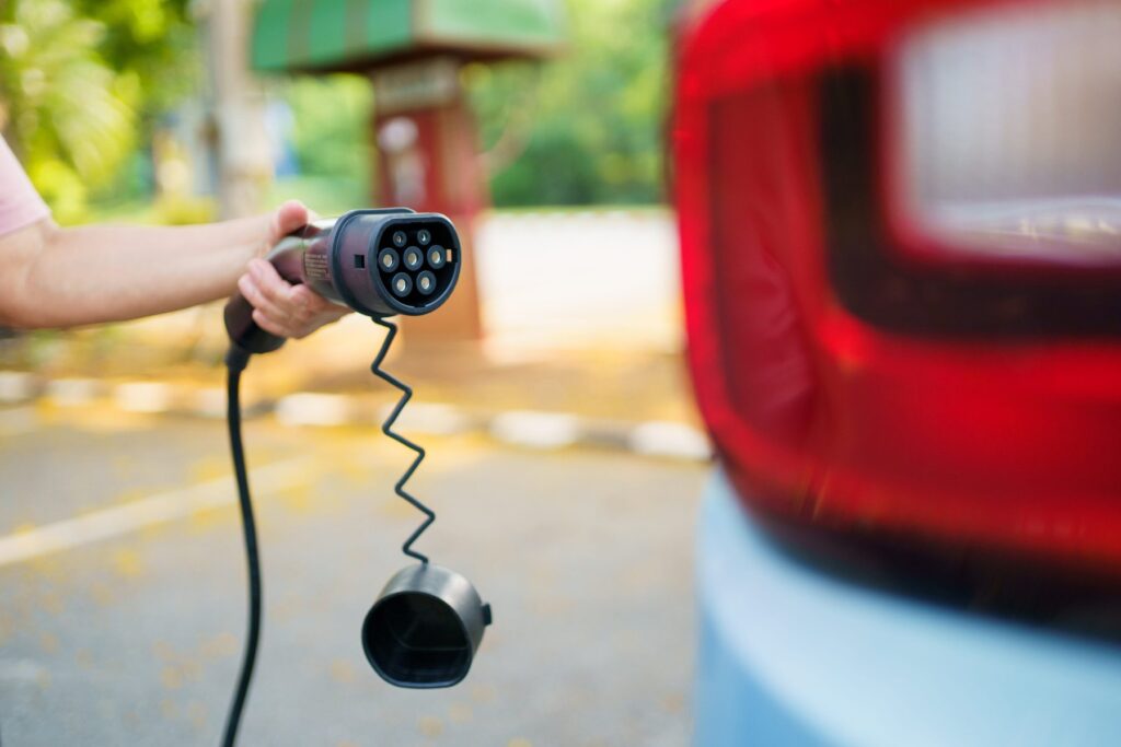 Elektromobil pri nabíjaní počas dlhšej cesty