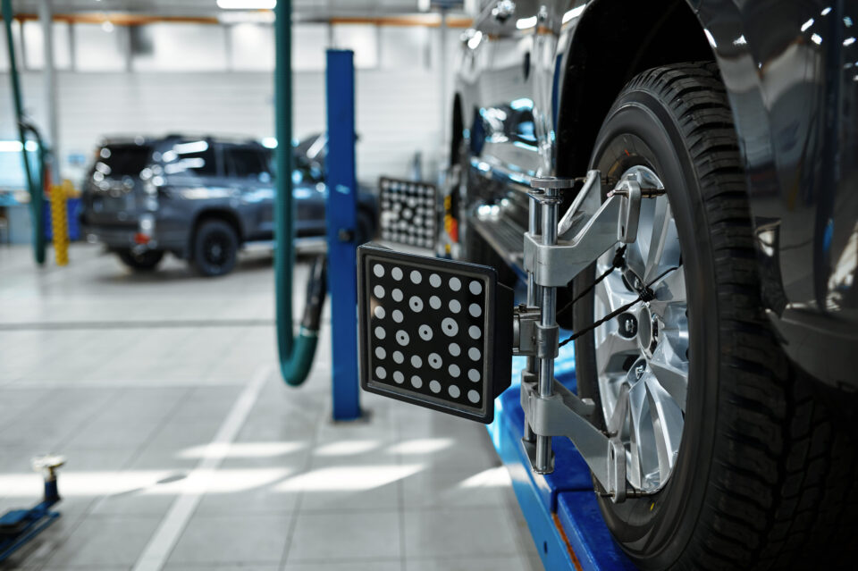 Meranie geometrie náprav vozidla pomocou moderného zariadenia v autoservise