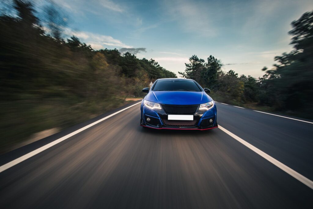 Pneumatika elektromobilu zabezpečujúca priľnavosť pri akcelerácii