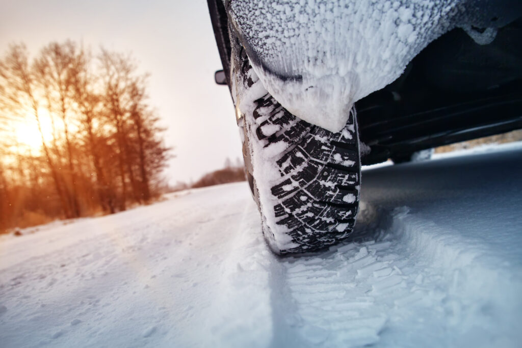 Auto so zimnými pneumatikami počas prvého sneženia