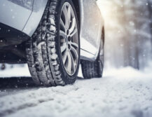 Detail zimnej pneumatiky vhodnej pre SUV, 4x4 a rodinné auto na zasneženej ceste
